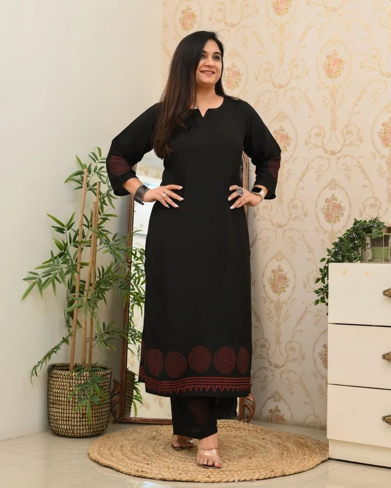 جو سريكي كورتا مستقيمة مطبوعة من GoSriKi من الرايون الفيسكوزي مع بنطال (Ramkund Black-VKS01-GS_M_Black_Medium)